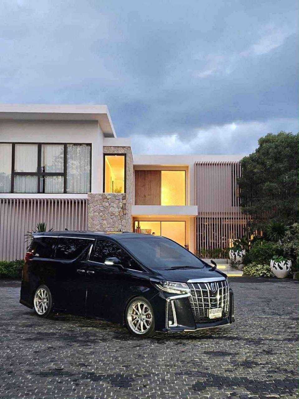 VIP-трансфер Toyota Alphard + личная охрана