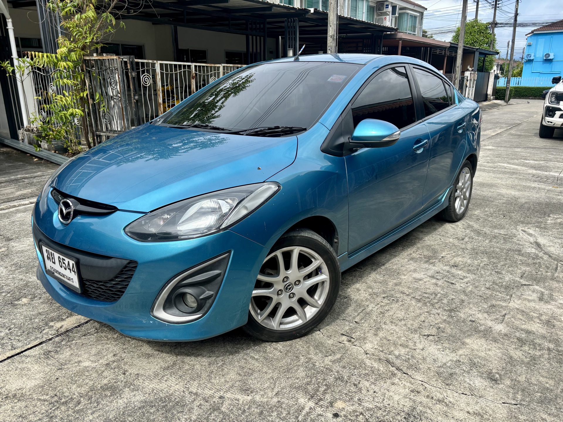 Mazda 2 Sedan 1.5 AT на Пхукете