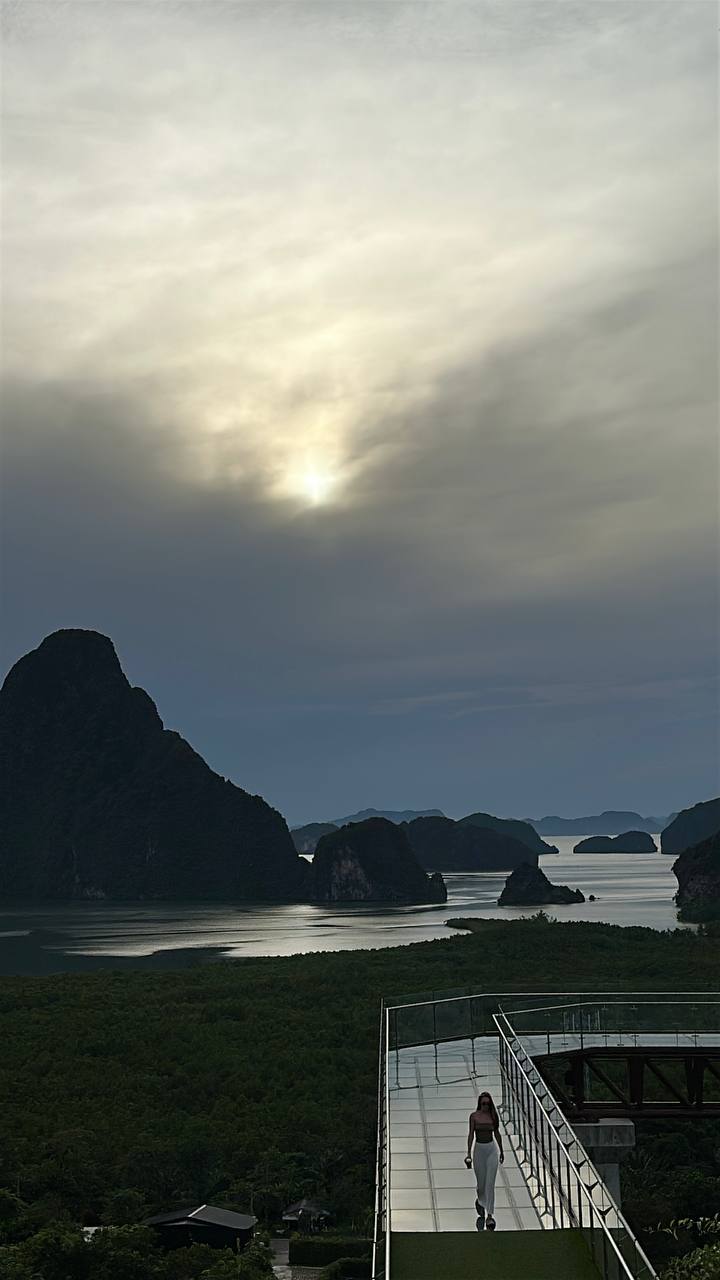 Glowing Plankton, Glass Bridge, Spa & James Bond Views