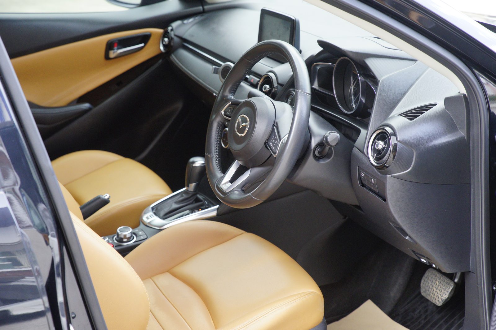 Mazda 2 2019 — аренда авто