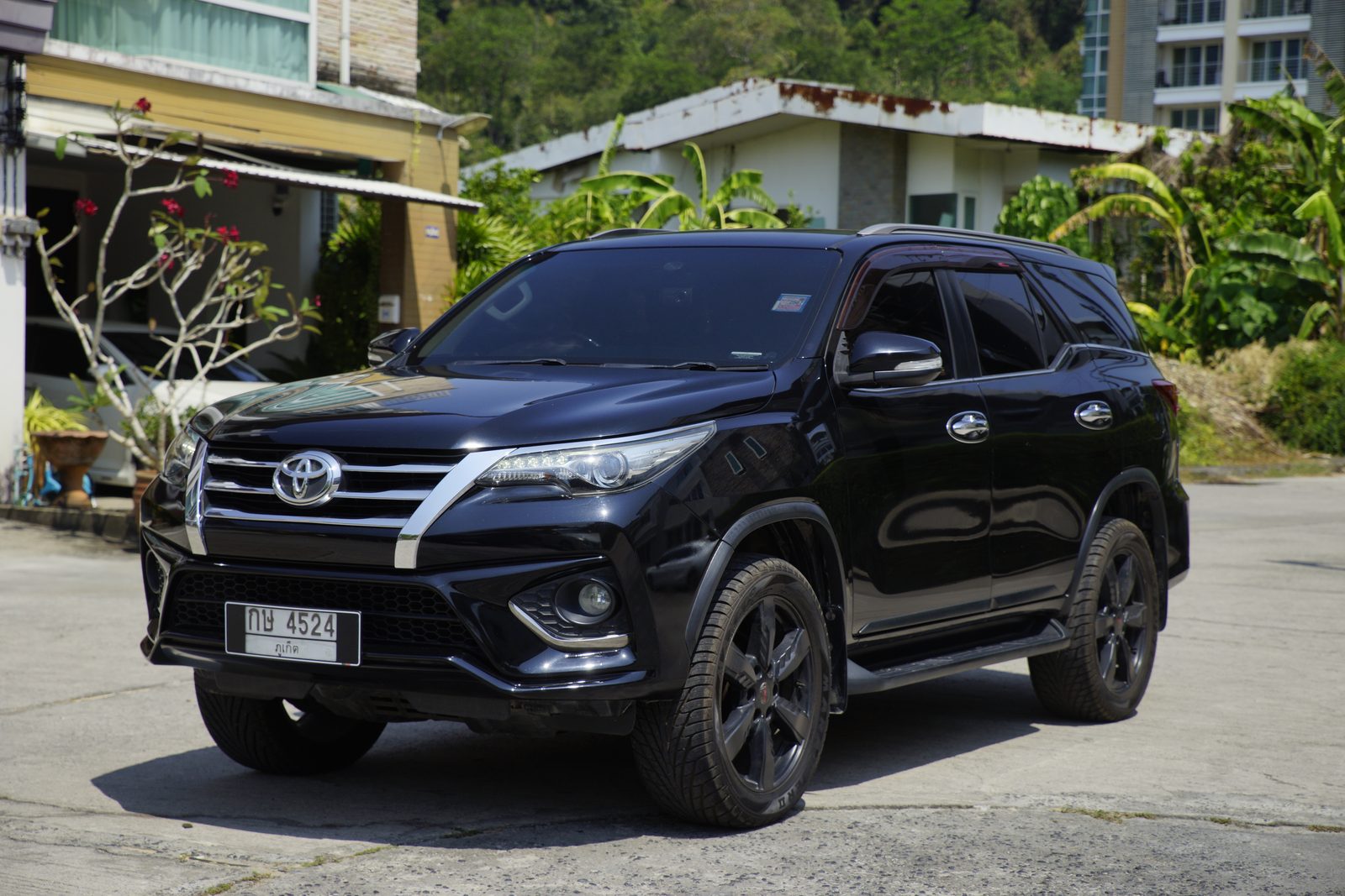 Toyota Fortuner 2016 — car rental