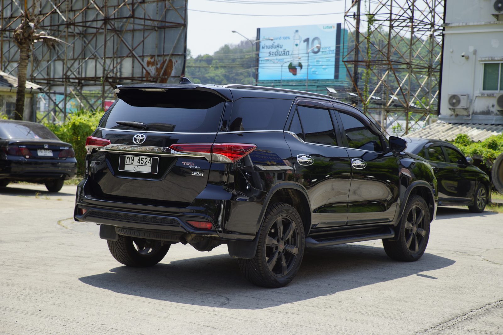 Toyota Fortuner 2016 — car rental