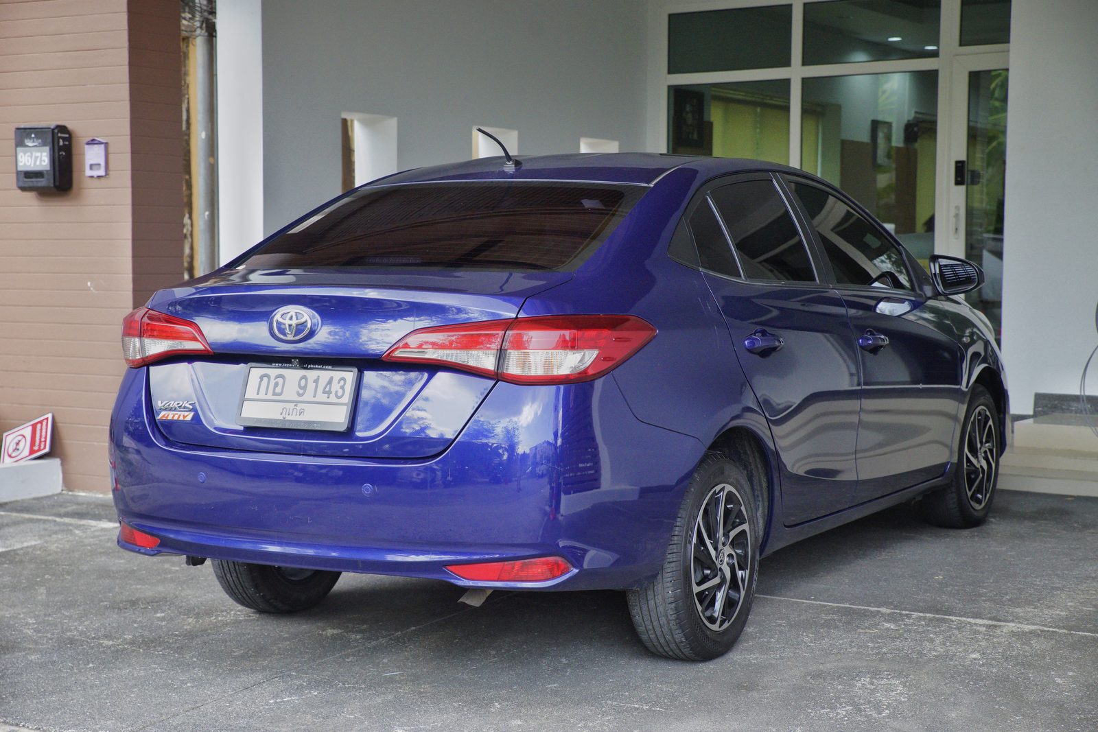 Toyota Yaris Ativ 2017, blue — car rental